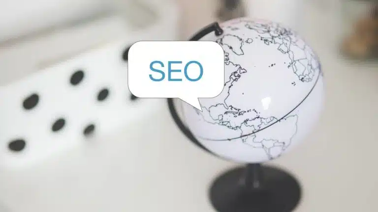 Globe monde et inscription SEO