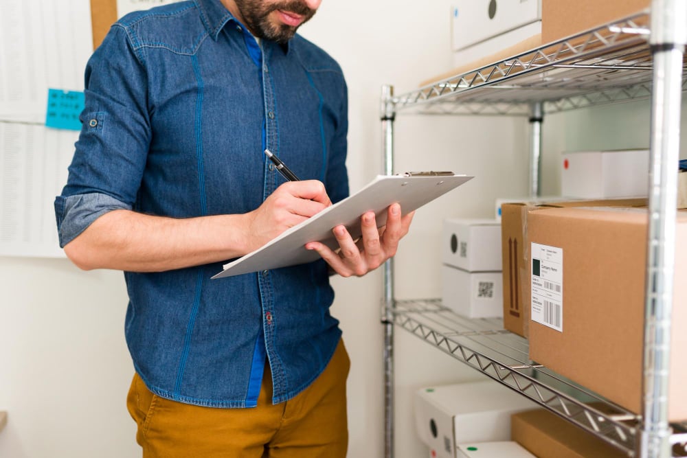 Homme en train de préparer une commande e-commerce