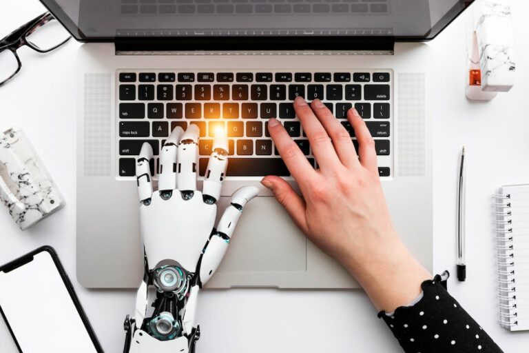 IA et main d'humain sur un clavier d'ordinateur